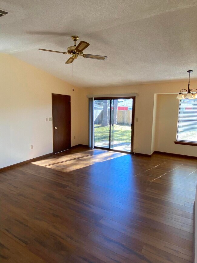 Foto del edificio - 413 Joellen Ln
