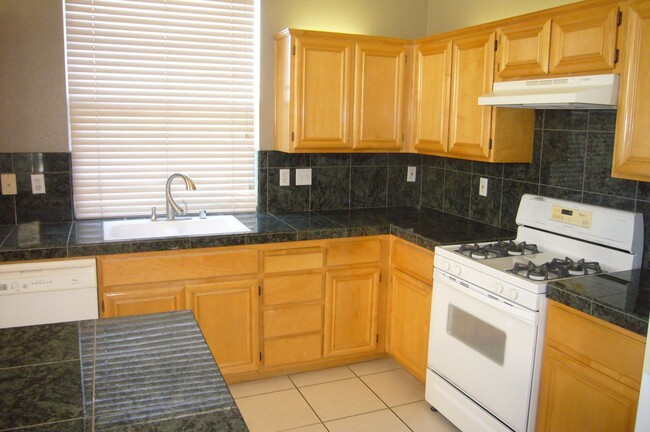 Building Photo - Spacious Townhome with High Ceilings in a Prime Commuter Location