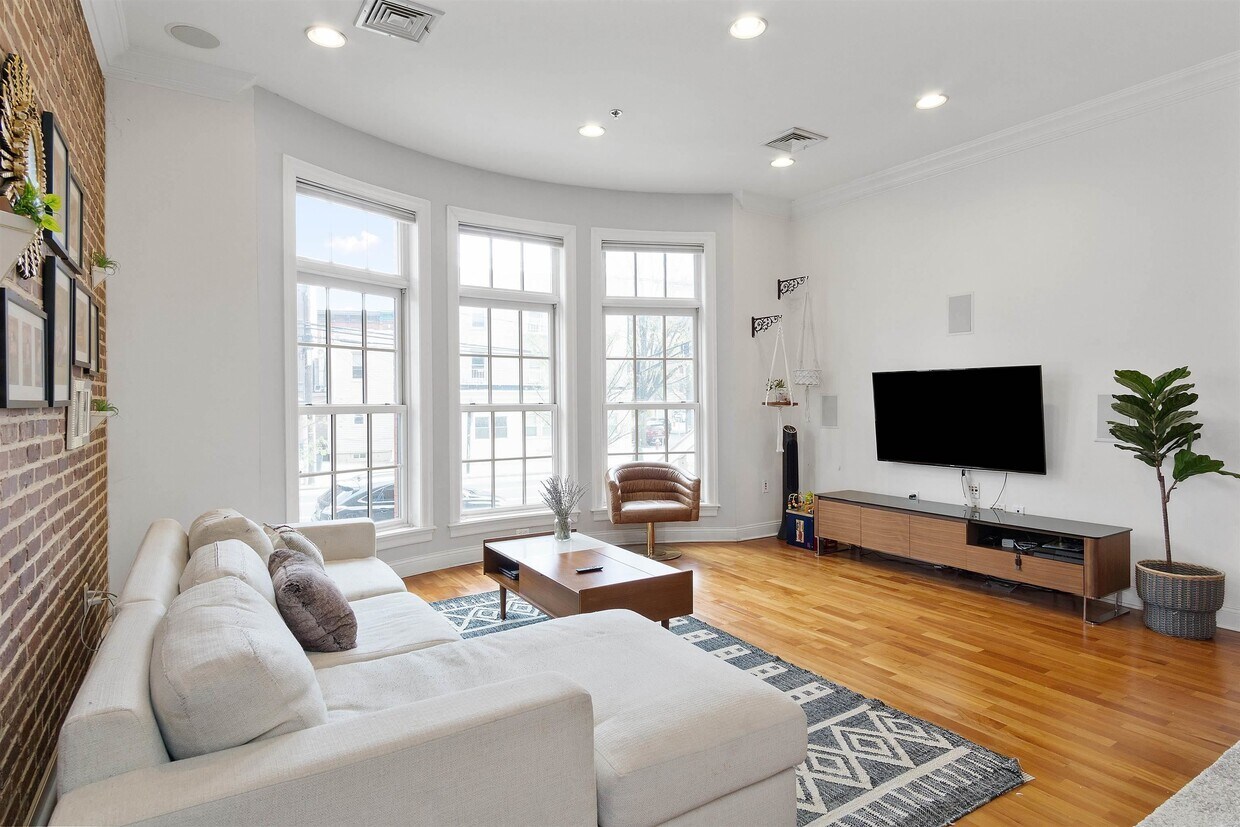 301 Grand St Unit A, Jersey City, NJ 07302 Condo for Rent in Jersey City, NJ