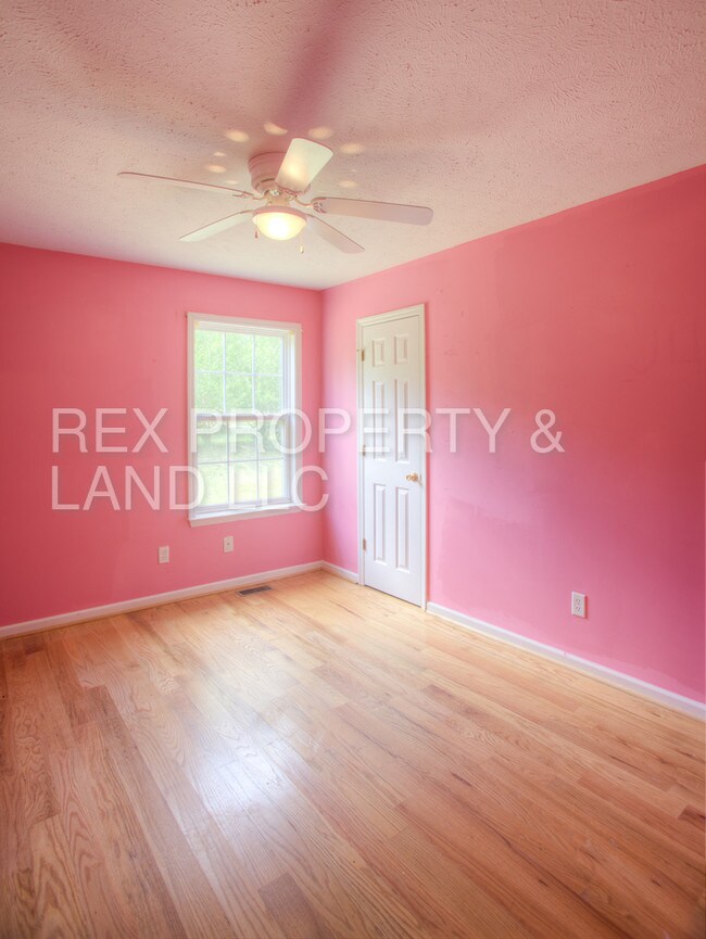 Building Photo - 129 Thompson Ave