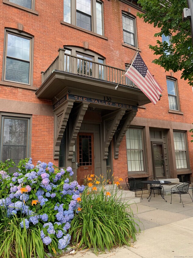 Primary Photo - 130 Main St