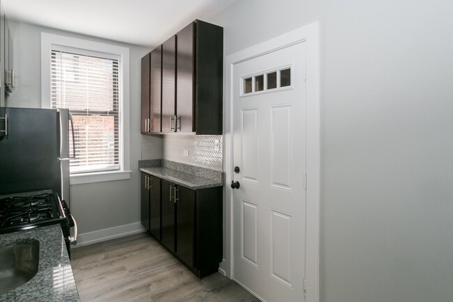 Building Photo - 710 W Brompton