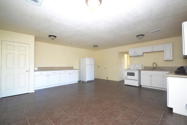 Building Photo - 2145 Redondo Ln