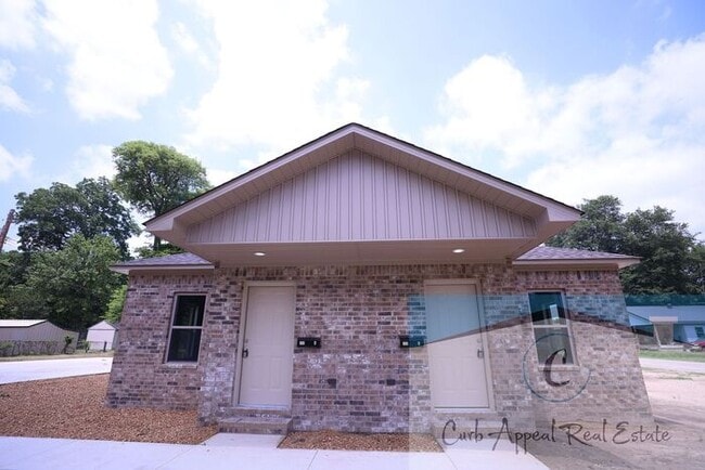 Building Photo - Move in special $650!! Luxury 2 bed, 1 bath duplex - new construction!! Washer and dryer and util...