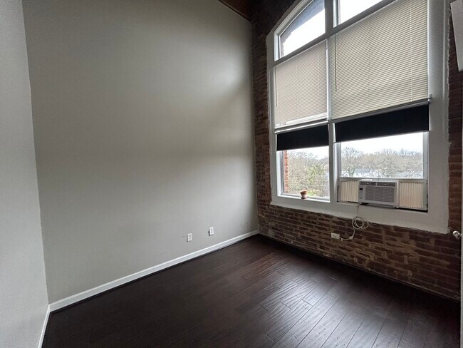 Building Photo - 201 S Hoskins Rd