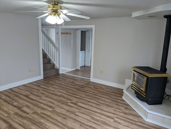 Foto del edificio - 3 Bed 2 Bath House Near Downtown Belgrade - Dogs Negotiable!