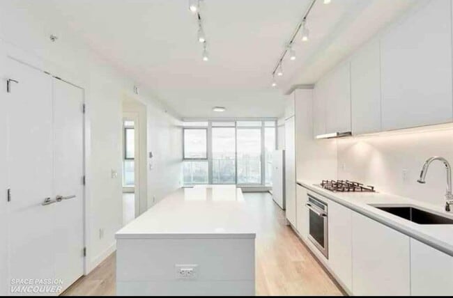 Photo du bâtiment - 657 Whiting Way