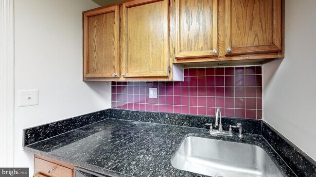 Foto del edificio - 100 N TRENTON St
