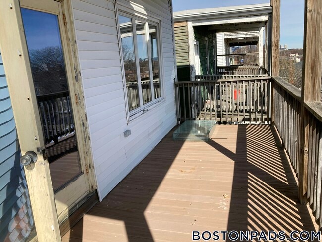 Building Photo - 33 Buttonwood St