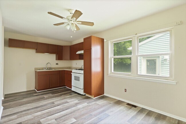 Foto del edificio - You won't want to miss this home