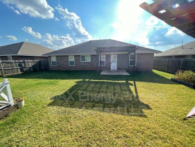 Building Photo - 2265 Blue Jay Dr