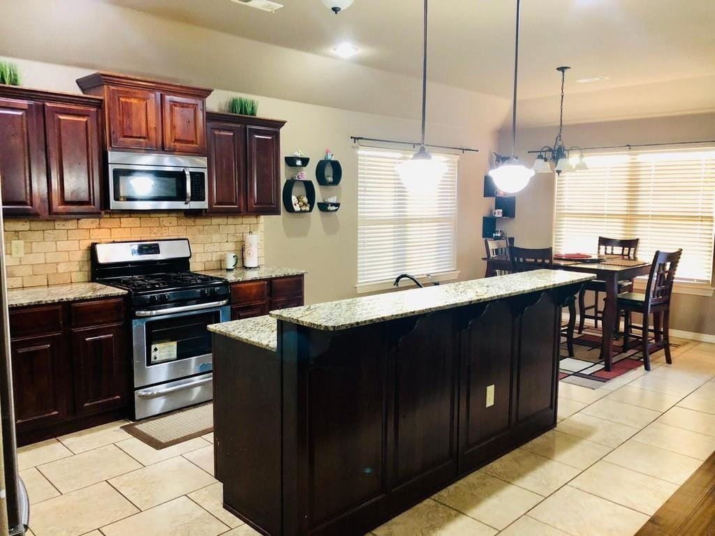 Building Photo - 2800 SW Calm Ridge Rd