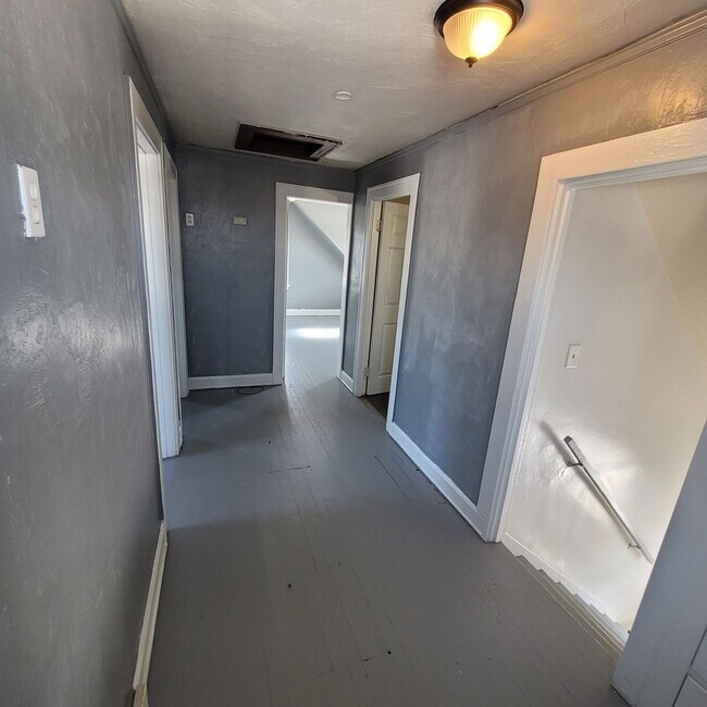 Foto del edificio - CLE Single Family 4 Bed 1 Bath FOR RENT!
