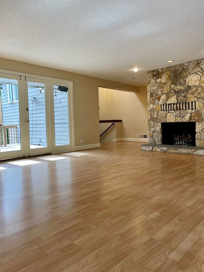 Building Photo - Large home in great West Slope location!