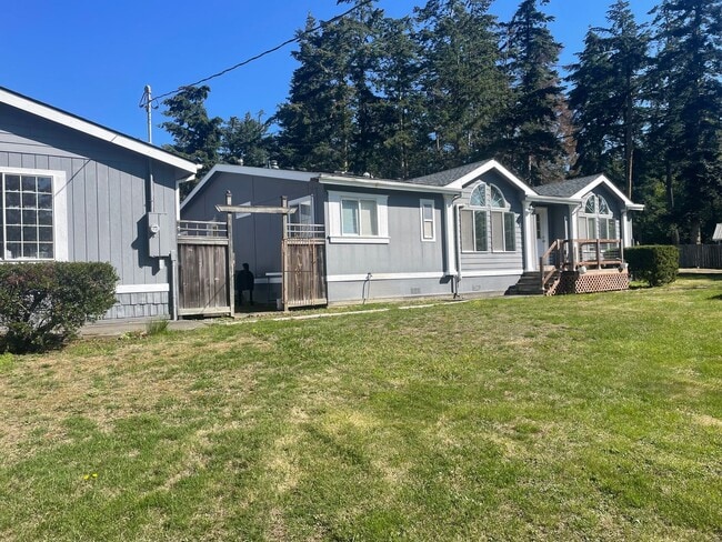 Foto del edificio - Lovely 3 Bedroom, 2 bath Home with 2 Car Garage and Partial Water View! Pet Friendly!