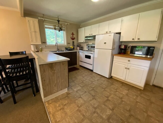 Building Photo - Long Beach Peninsula 2 bedroom Home w/ Hot...