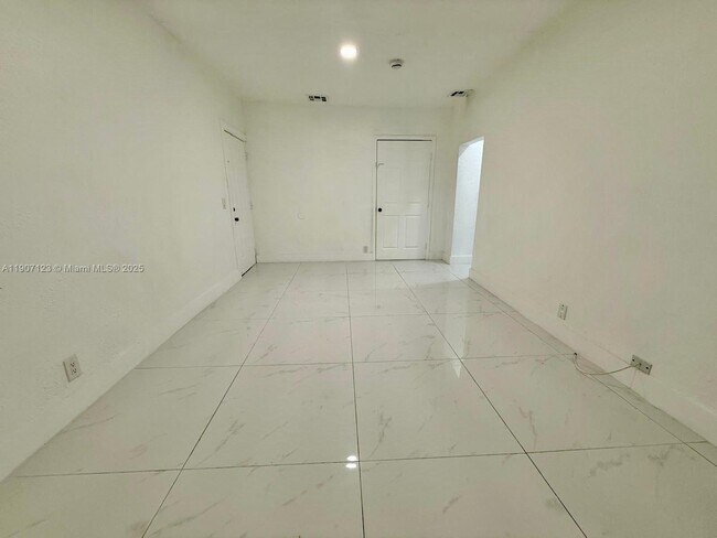 Foto del edificio - 2369 SW 17th Terrace