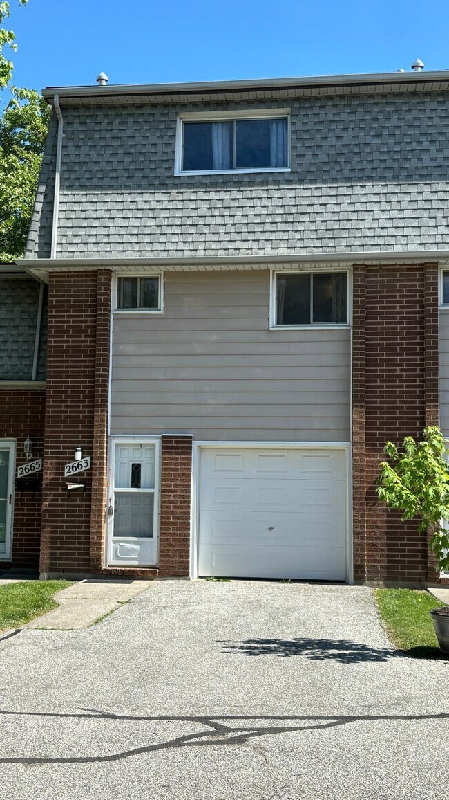 Building Photo - 3+1 Beds 2 Baths Townhouse
