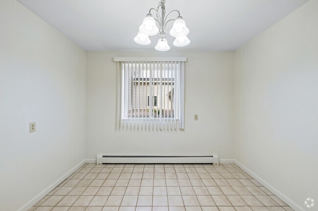 1BR, 1BA - 900SF - Dining Room - Willow Stream Apartments North
