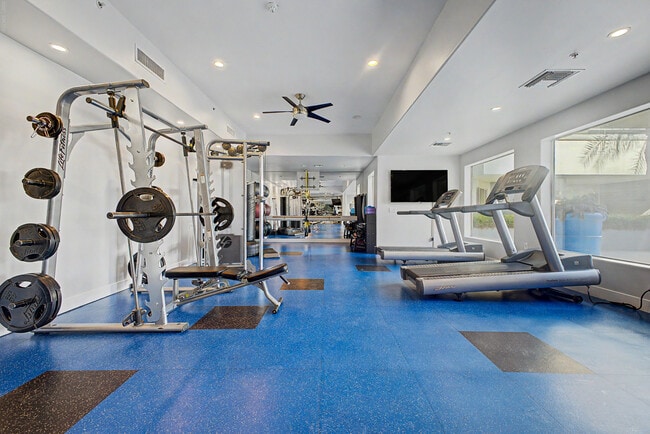 Building Photo - 945 E Playa del Norte Dr