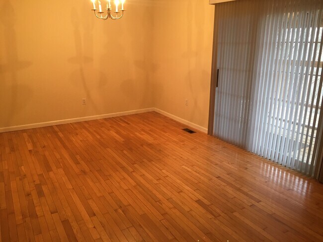 Building Photo - 211 Walker Dr