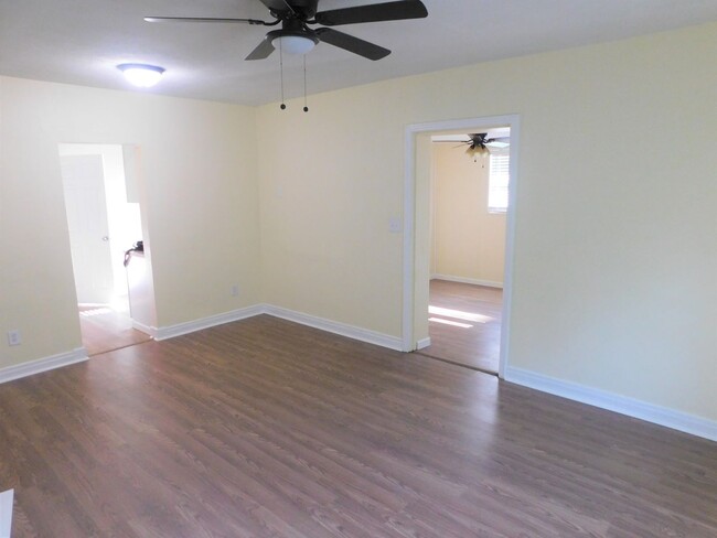 Building Photo - Fully Remodeled 2 bedroom 1 Bath in Quiet ...