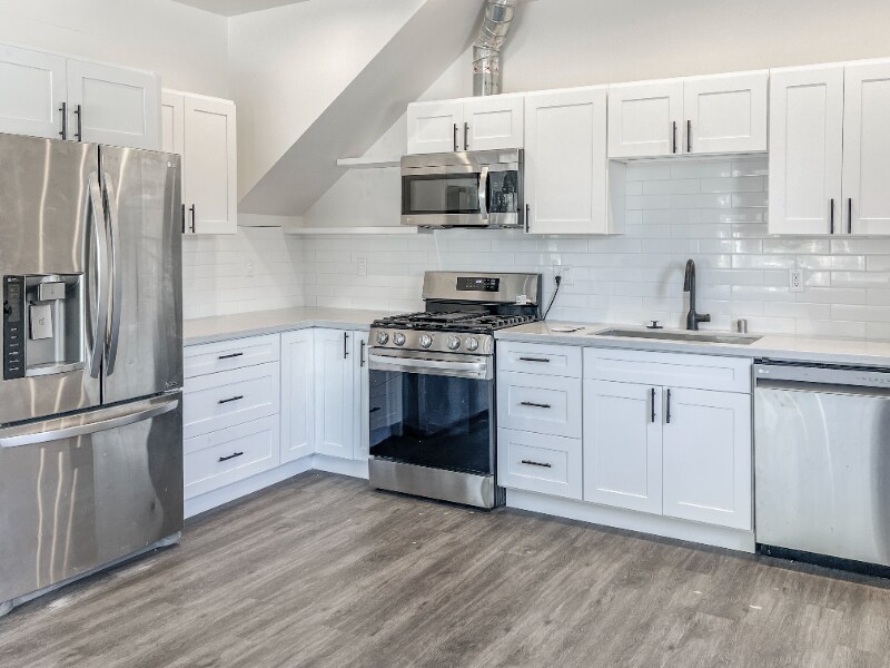 Primary Photo - 2388 W 23rd St