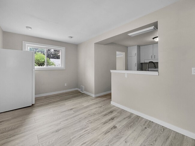 Building Photo - 2100 Dawson Ave NE