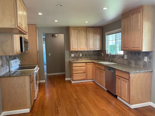 Building Photo - 1570 Camille Ct