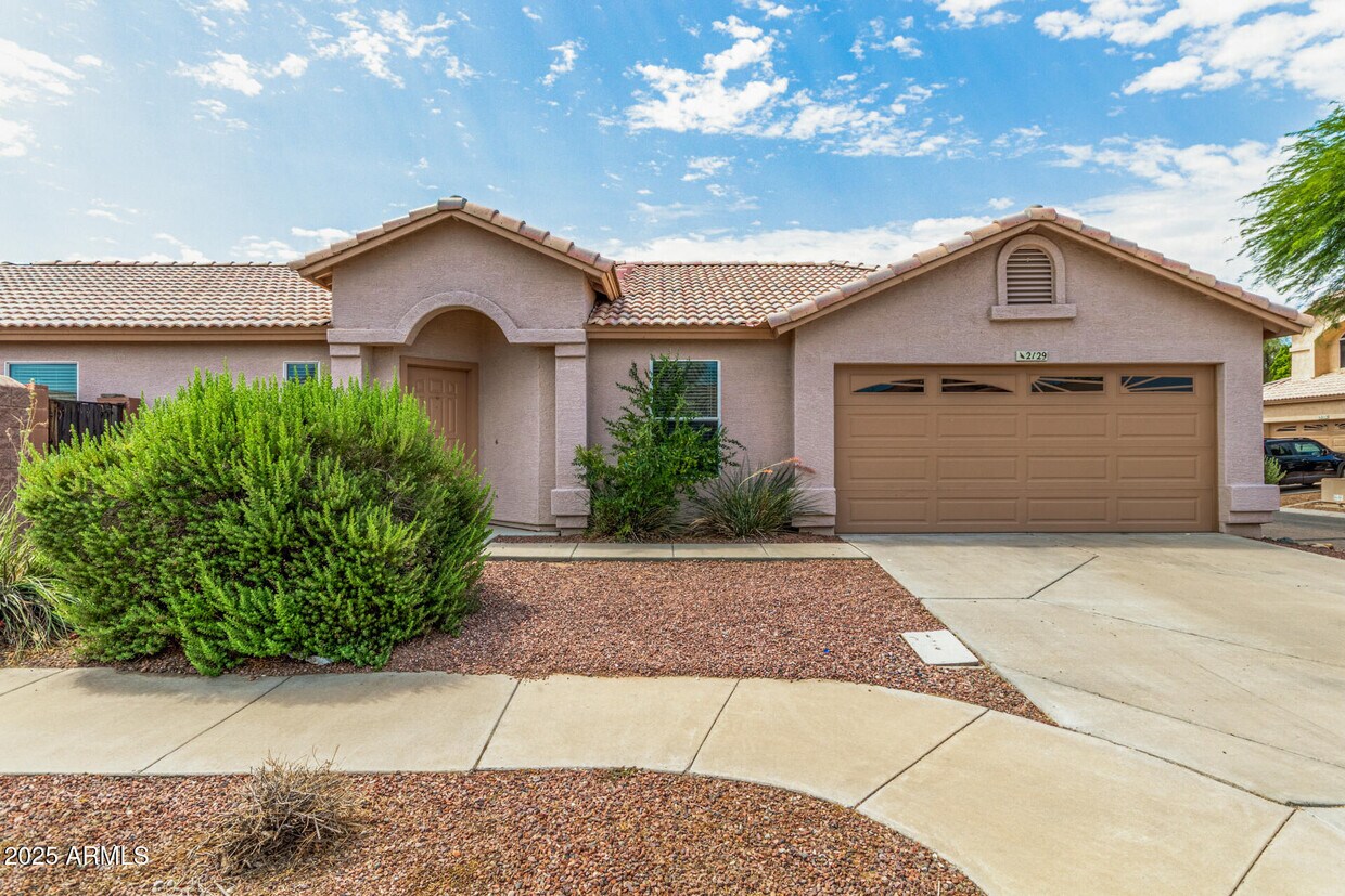 Foto principal - 2129 E Danbury Rd