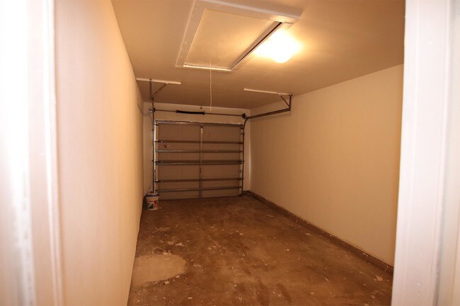 Building Photo - 3912 Broadmoor Dr