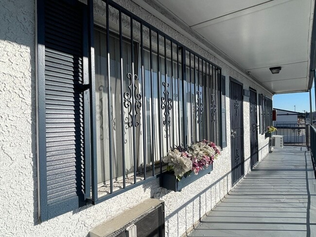 Building Photo - 4600 Paradise Rd