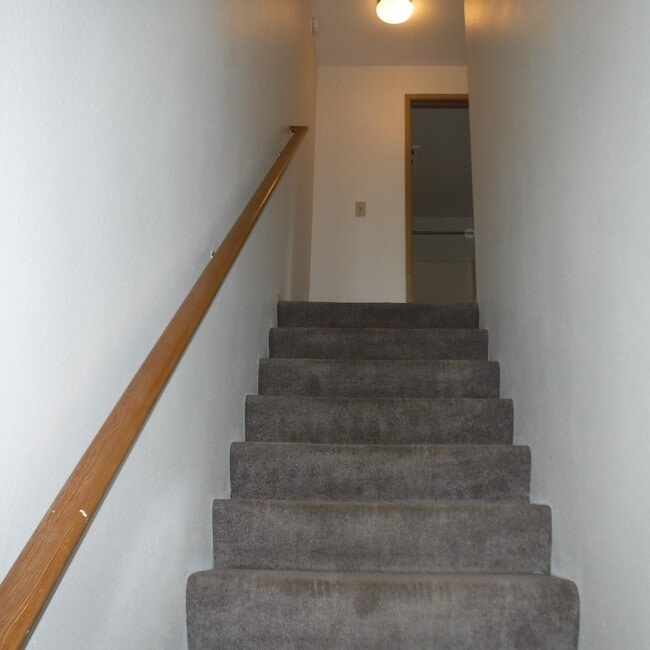 Building Photo - 2 Bed/1.5 Bath Apartment - NE Purcell Blvd