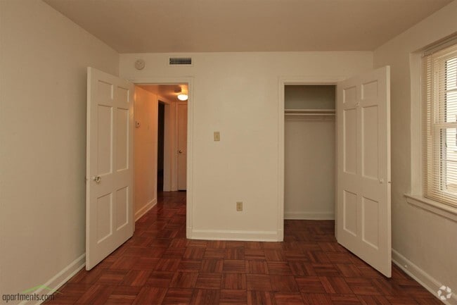 Bedroom - Larchmont Apartments