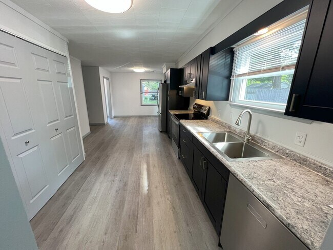 Building Photo - NEWLY REMODELED 3 BEDROOM HOME NEAR CIVIC ...