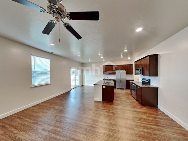 Foto del edificio - 824 Grover Ct