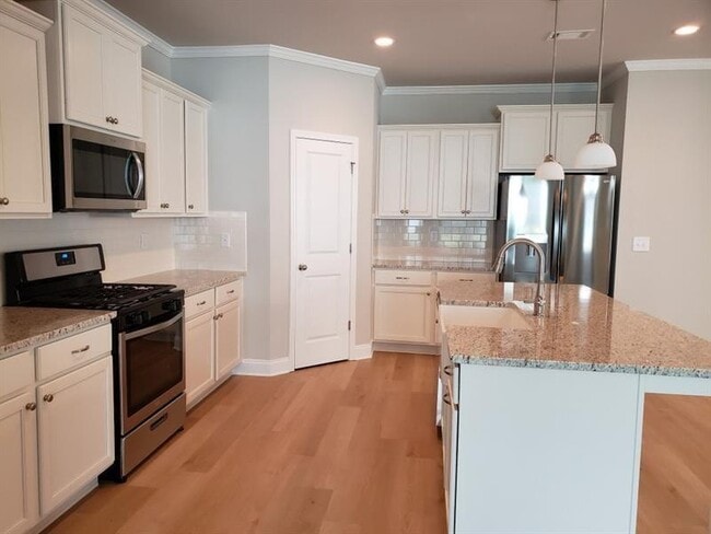 Building Photo - 5192 Parkwood Dr