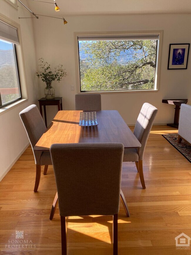 Foto del edificio - City Meets Serenity – Hillside 3bd/2ba Hou...