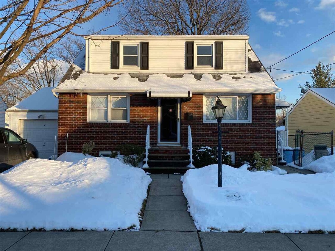696 2nd St, Secaucus, NJ 07094 House Rental in Secaucus, NJ