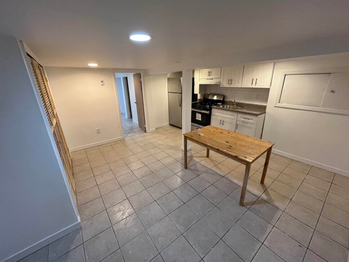 Foto principal - 431 Monmouth St