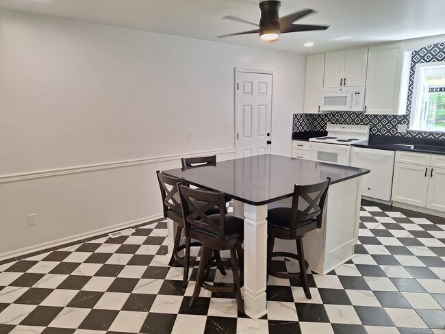 Building Photo - 3 bedroom /2 full bathroom- Yorktown