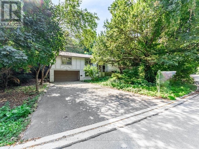 Building Photo - 15 York Valley Crescent