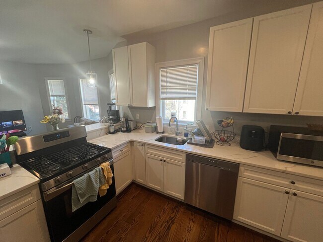 Foto del edificio - Very nice 3 bed 2 bath in Somerville... Don't miss out!