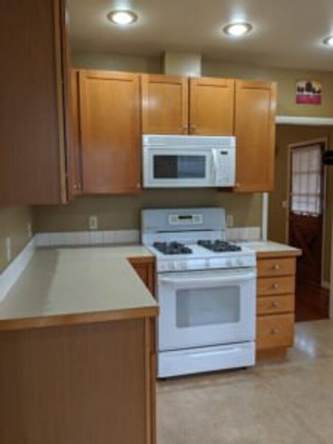 Building Photo - 3-bedroom, 1-bathroom home in the heart of...