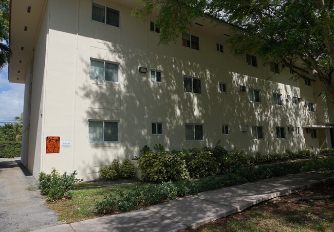 Building Photo - 1014 Salzedo St