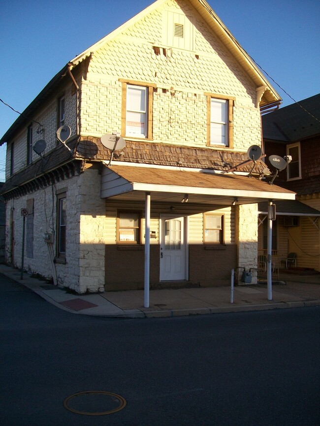 Building Photo - 213 E 1st St