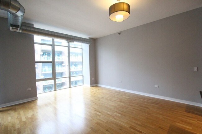 Living room - 901 W Madison St