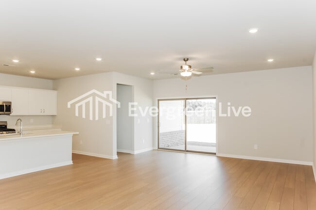 Building Photo - 14717 Mountain Strm Dr