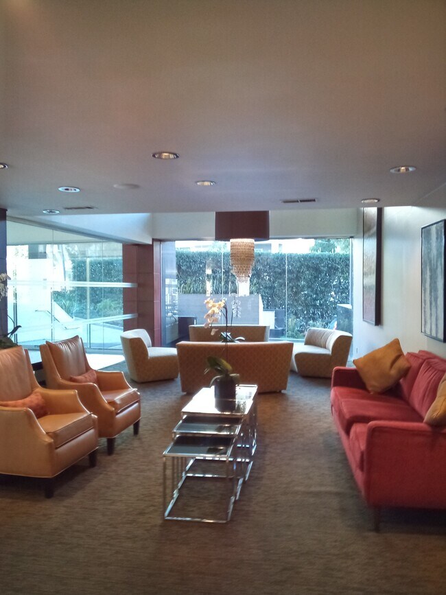 Lobby - 7250 Franklin Ave