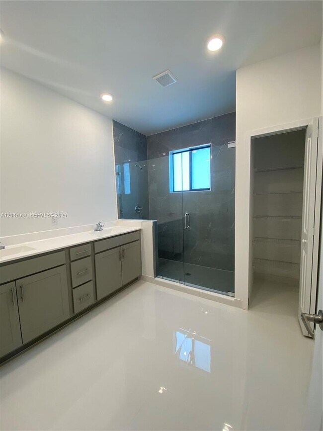 Foto del edificio - 2402 SW 145th Pl